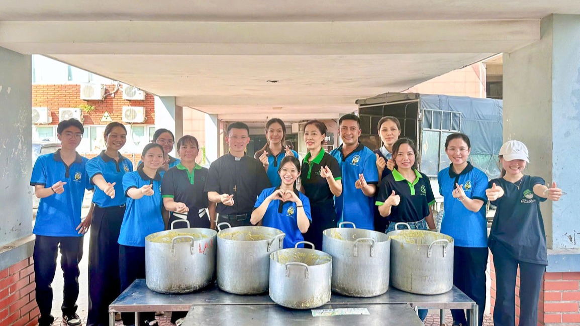 Sinh viên Công giáo Hạt Hải Dương: Trao bát cháo ấm, gửi trọn yêu thương